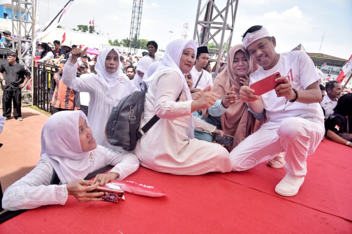 Dedi Mulyadi diserbu pendukung pasangan Jokowi-Amin