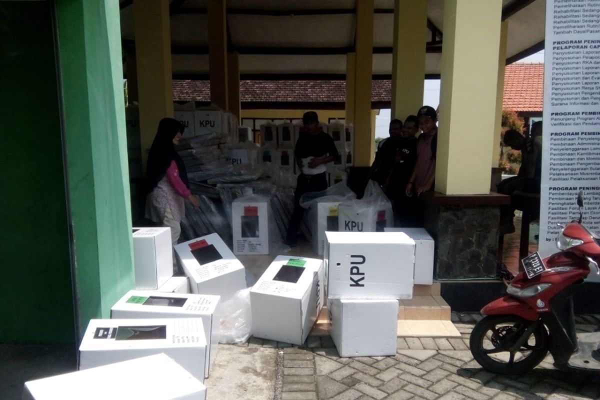 Kotak suara rusak akibat terpal truk pengangkut logistik bocor