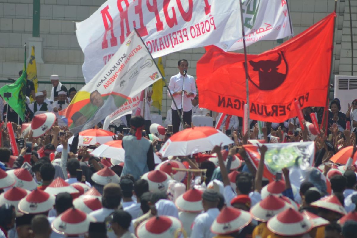 Jokowi perkenalkan tiga kartu sakti dihadapan ribuan pendukung di Karawang