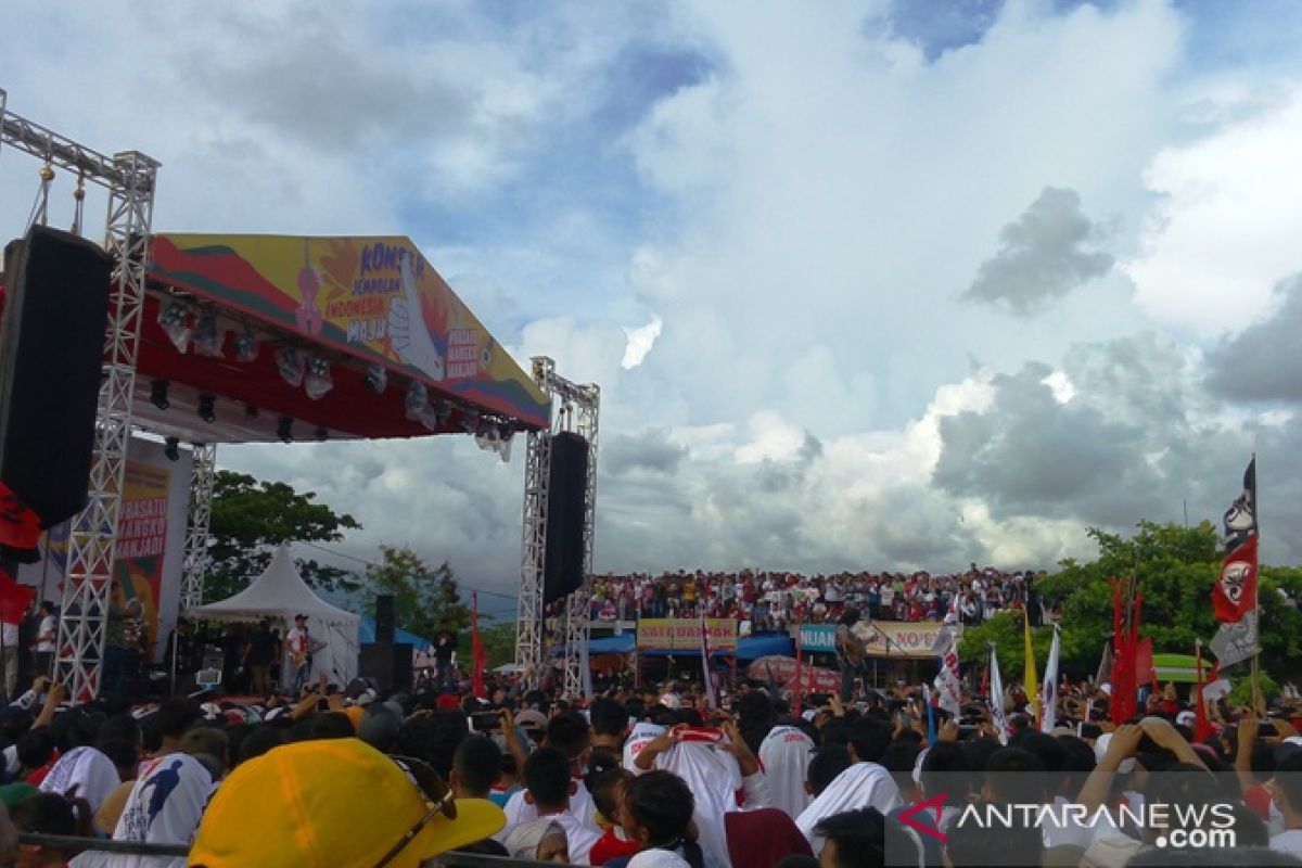 Slank hibur penonton Konser Jempolan Indonesia Maju di Padang