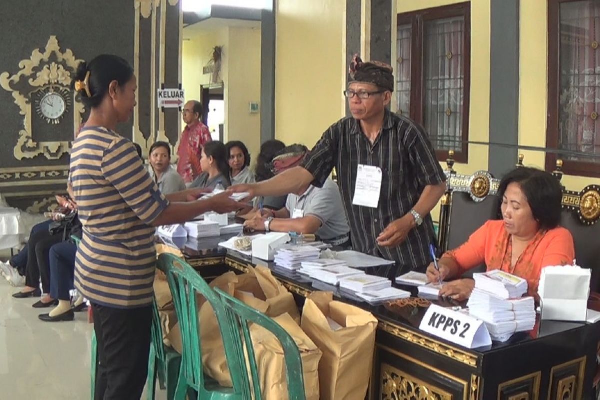 Pemilih di Jembrana akui sulit melipat surat suara