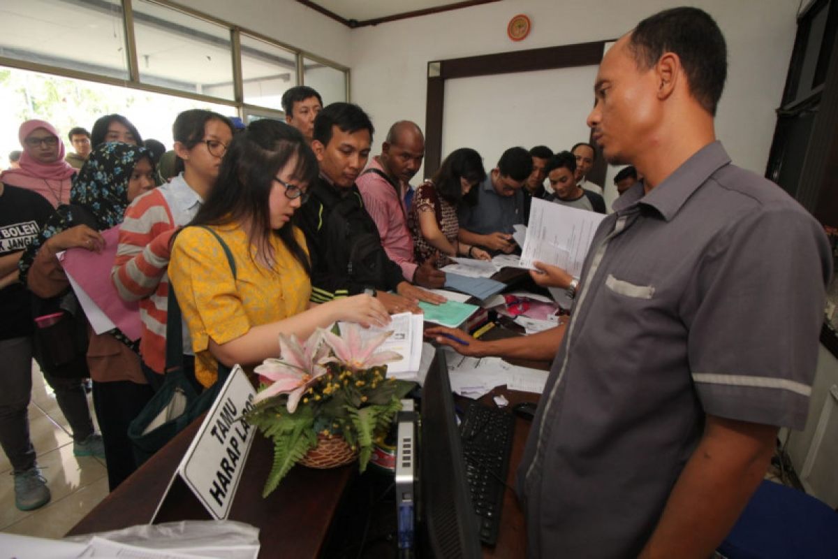 Ratusan warga antre urus form A5 di KPU Surabaya
