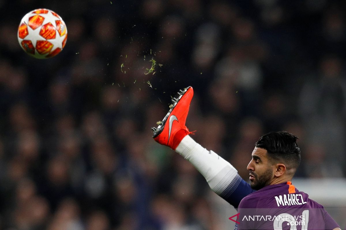 Jarang diturunkan, Riyad Mahrez tetap setia bersama Manchester City