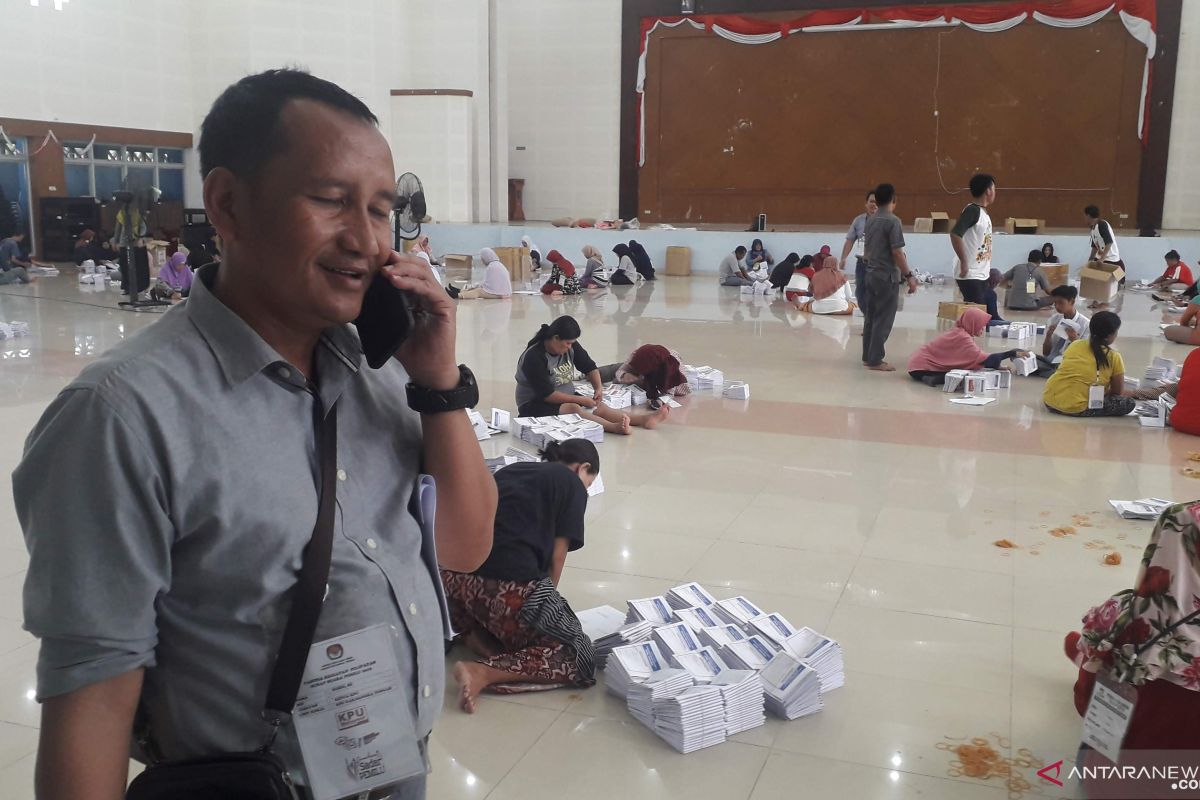 KPU Bangka Tengah tunggu kiriman surat suara yang kurang