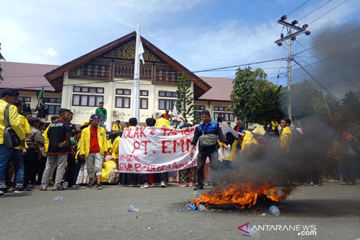 Ratusan mahasiswa di Meulaboh demo tolak PT EMM