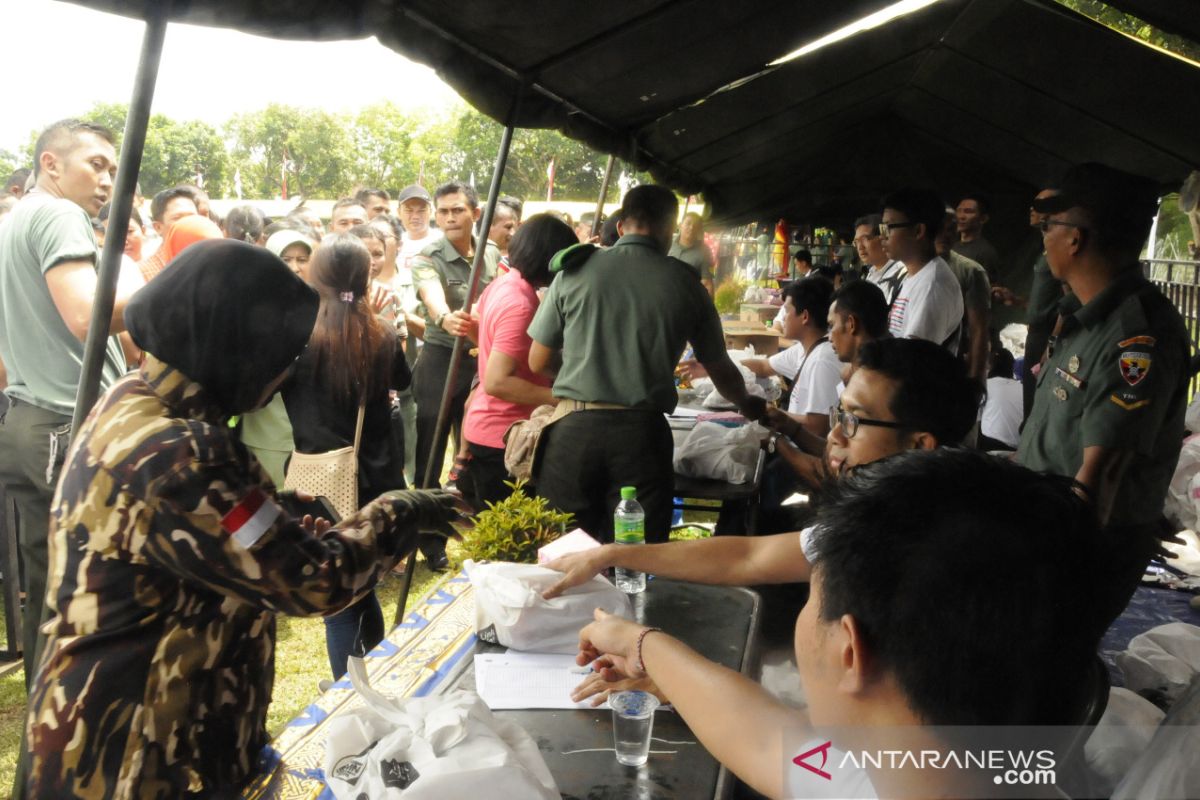 Pasar murah HUT ke-73 Persit IX/Udayana diserbu masyarakat