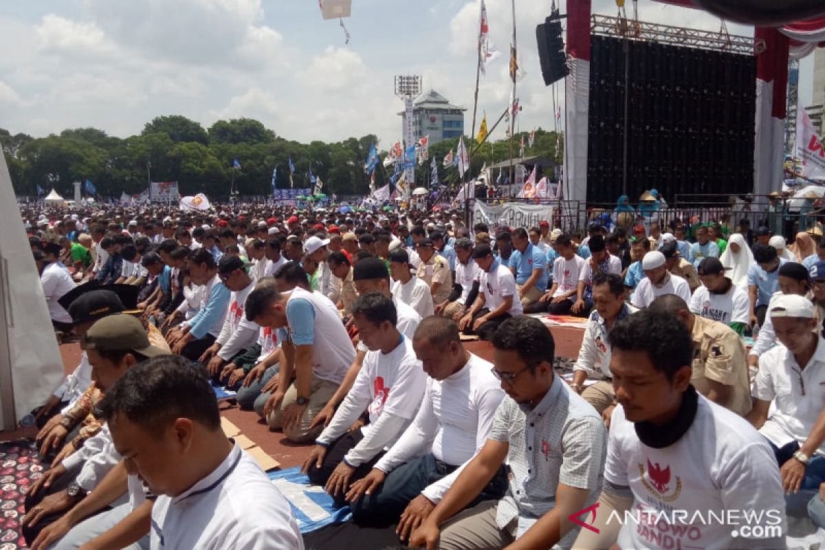 Pendukung Prabowo-Sandiaga menunaikan Shalat Zuhur berjamaah