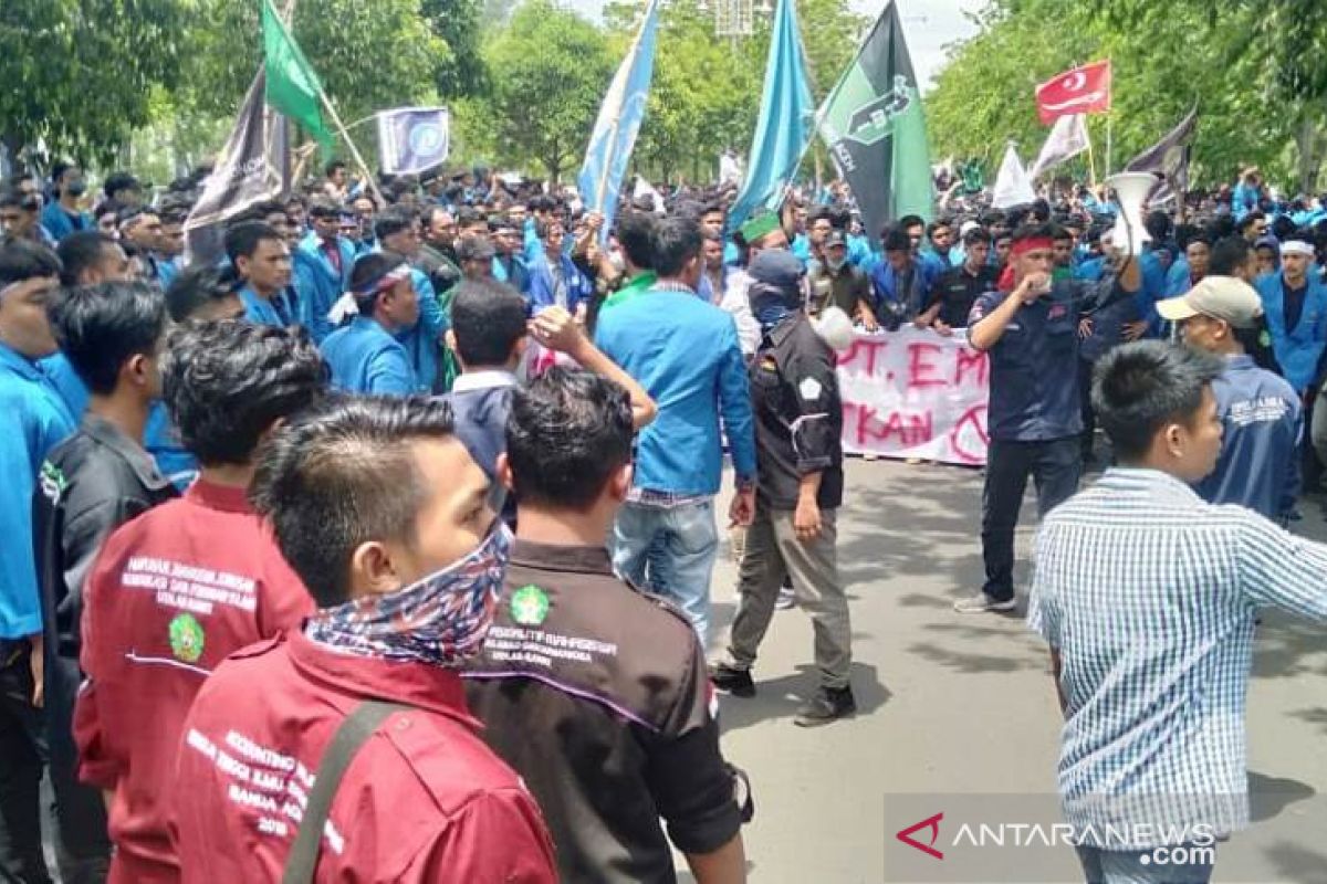 Ribuan mahasiswa kembali datangi Kantor Gubernur Aceh
