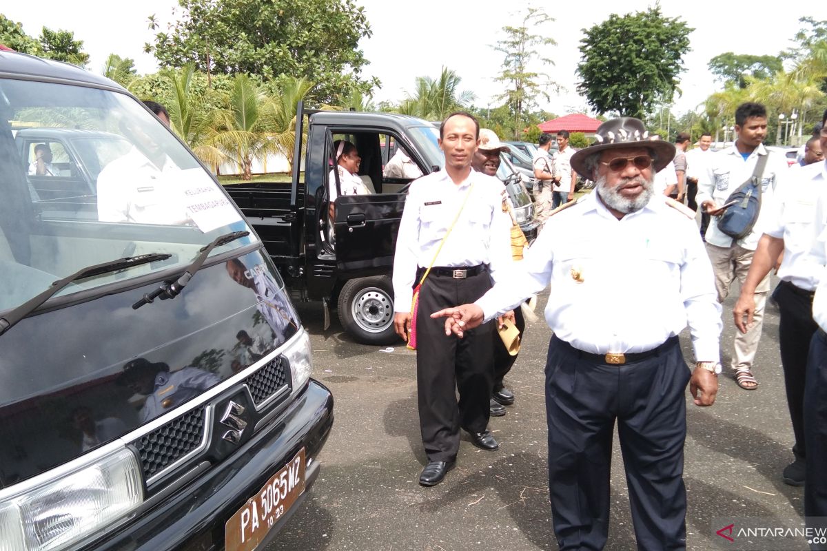 Bupati Mimika serahkan 19 mobil operasional kelurahan