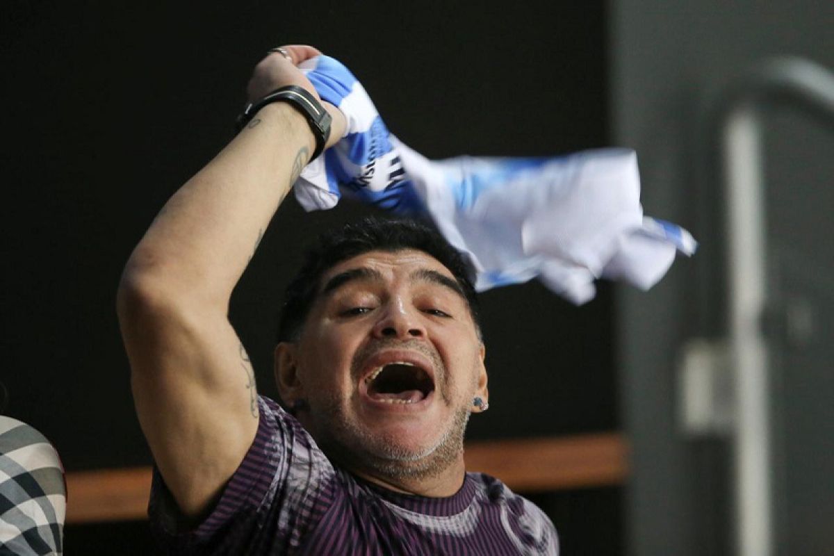 Maradona ditangkap di bandara