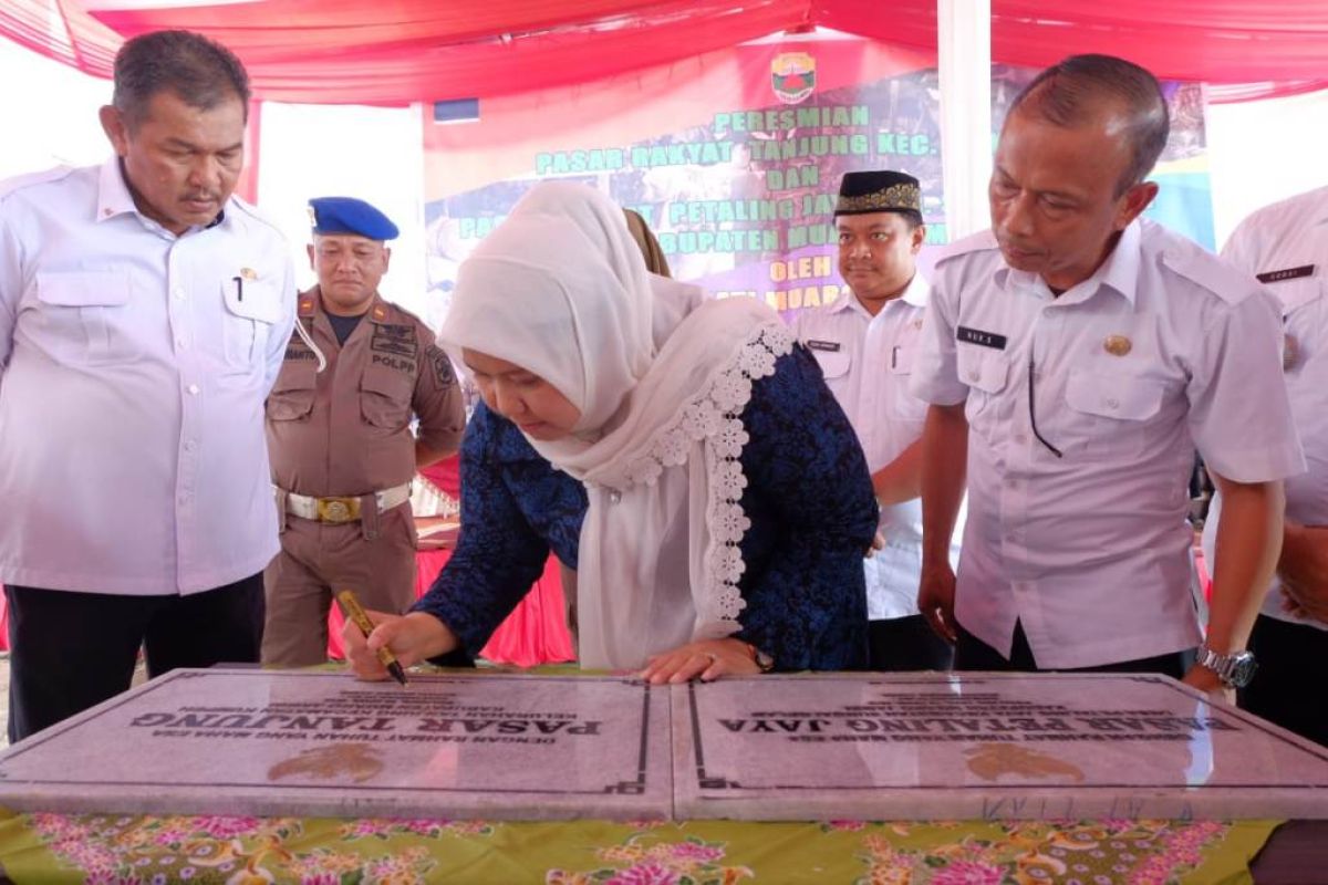 Bupati Masnah resmikan pasar rakyat Tanjung dan Petaling Jaya