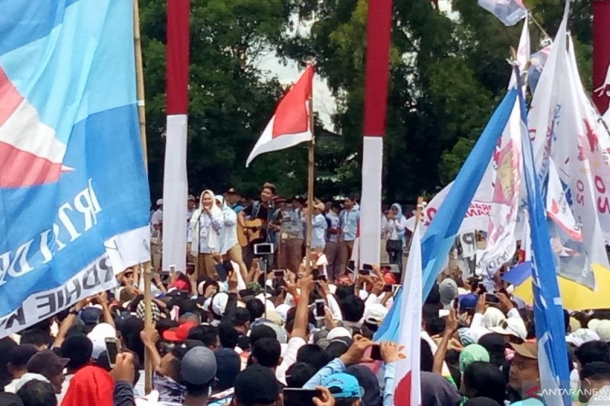 Titiek Soeharto melantunkan lagu "Rahasia Hati" saat kampanye Prabowo