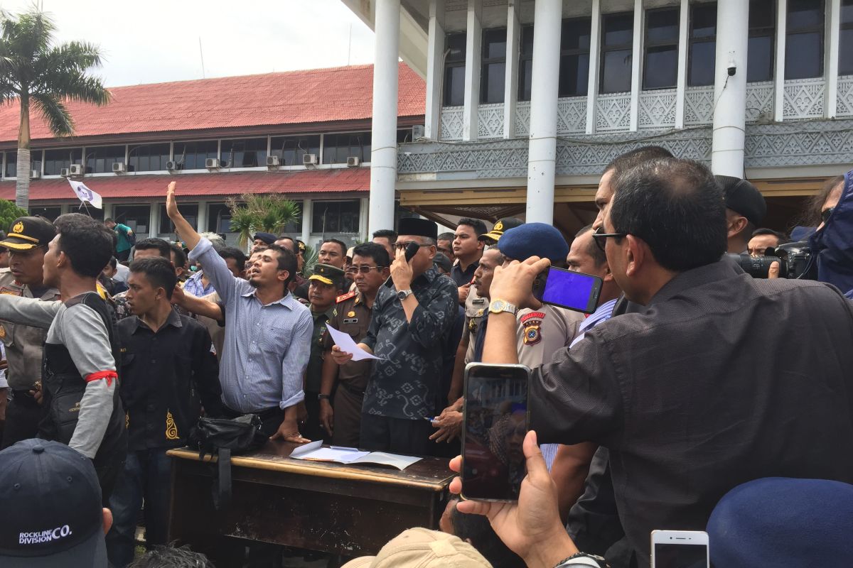 Plt Gubernur Aceh tandatangani Petisi pencabutan Izin  EMM