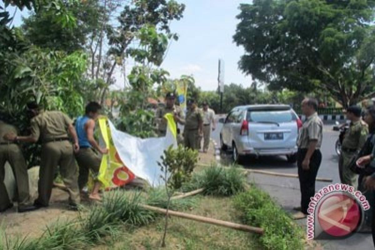 ASN di Mataram dikerahkan untuk bersihkan alat peraga kampanye