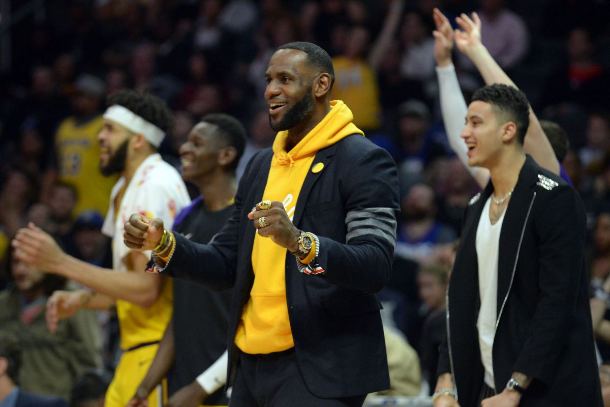 Bintang Los Angeles Lakers LeBron James kaget Magic Johnson mundur