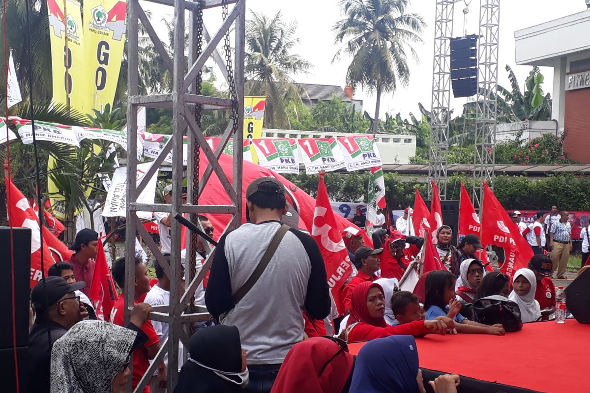 Sejak pagi, ribuan massa pendukung Jokowi di Depok sudah padati lokasi kampanye