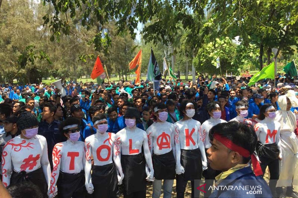 Ribuan mahasiswa kembali datangi Kantor Gubernur Aceh