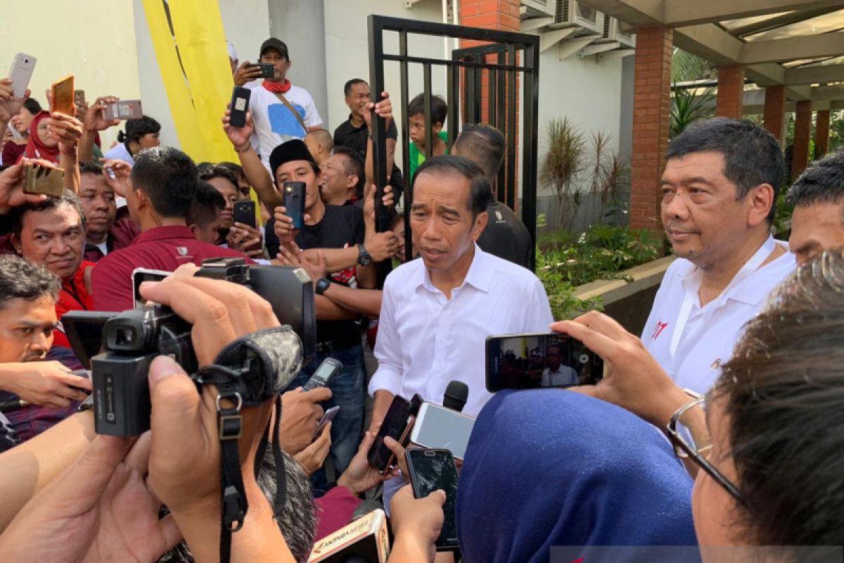 Jokowi: laporkan ke Bawaslu jika ada surat suara tercoblos di Malaysia