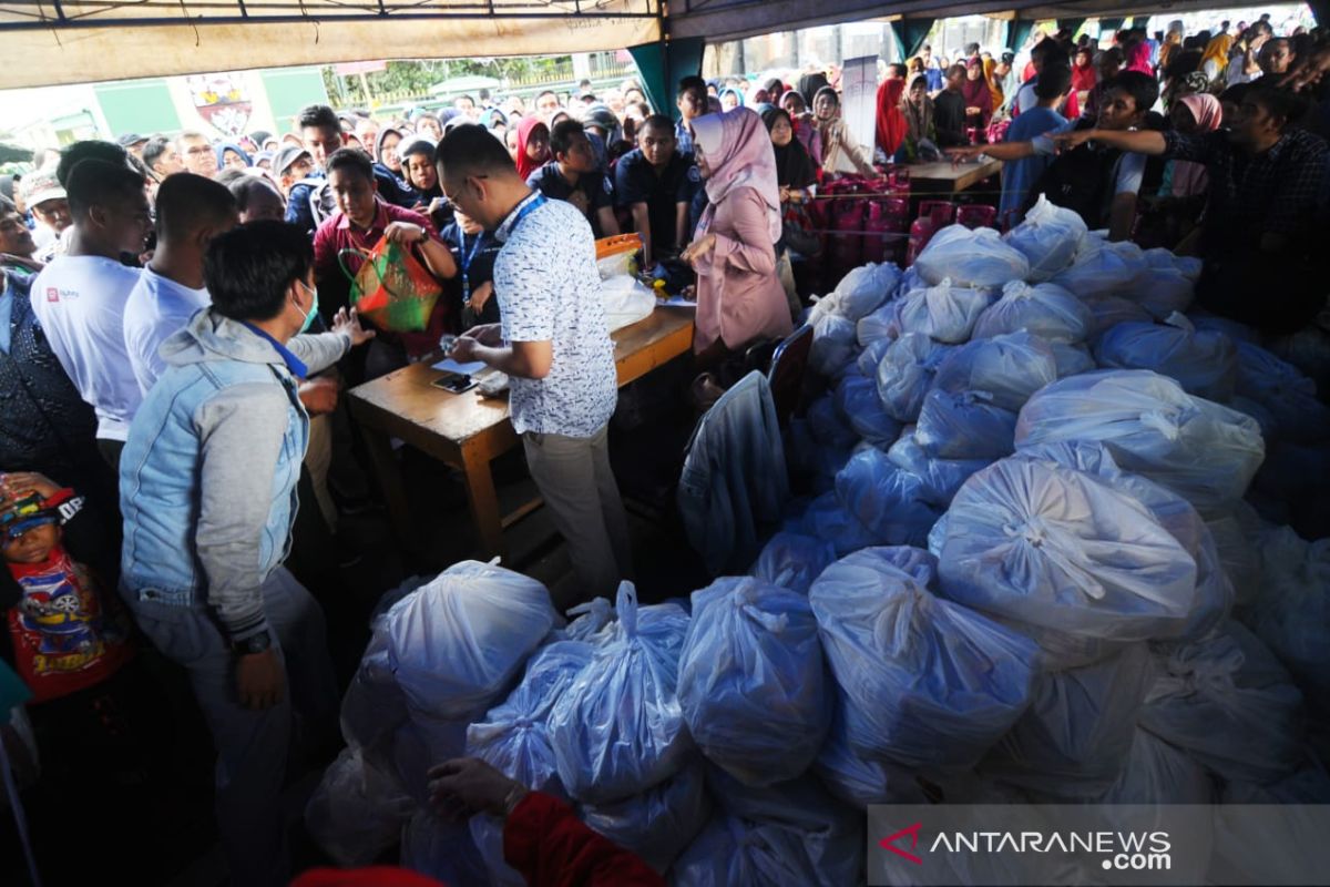 4.000 paket sembako ludes dalam waktu singkat