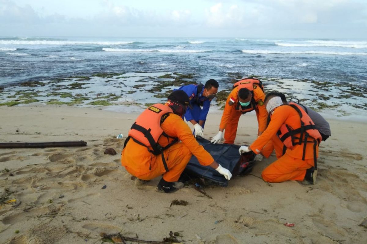 Wisnu terseret ombak ditemukan tewas di Pantai Karang Papak