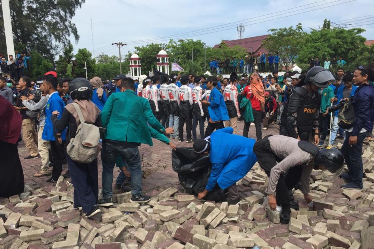 Pendemo kantor Gubernur bersih-bersih