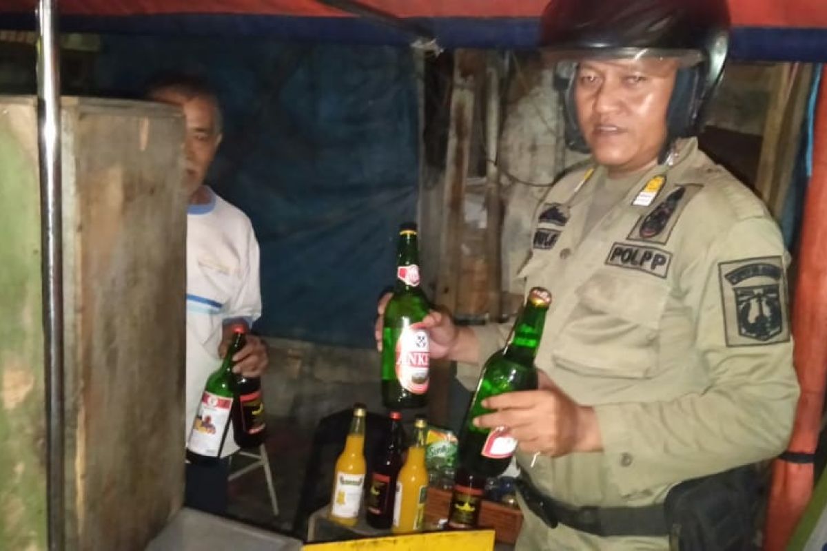 Ratusan botol miras disita petugas di Penjaringan