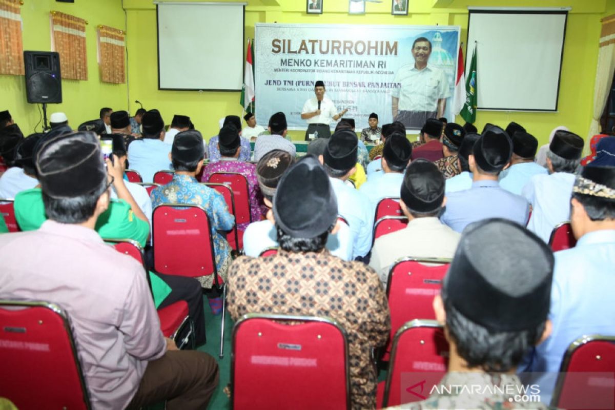 Menko Luhut ajak santri Banyuwangi lengkapi ilmu agama dengan teknologi