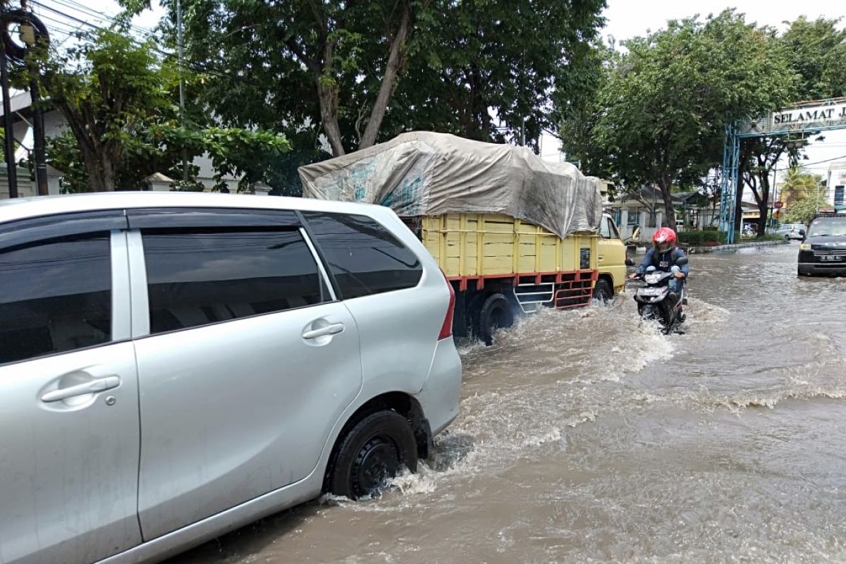 Banjir landa sebagian kecamatan Waru Sidoarjo Jatim