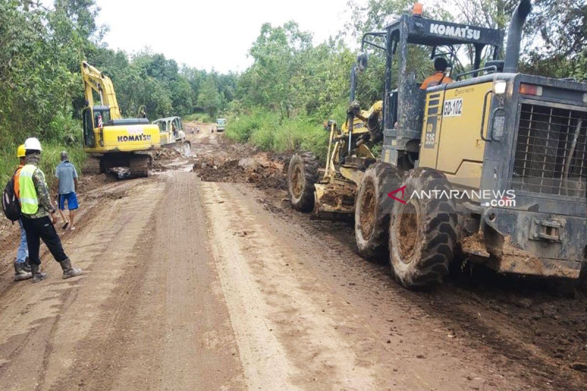 Lima perusahaan tambang di Bartim gotong royong perbaiki jalan eks pertamina