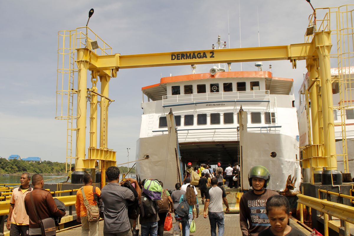 Normal, arus penumpang kapal ASDP Baubau jelang puasa