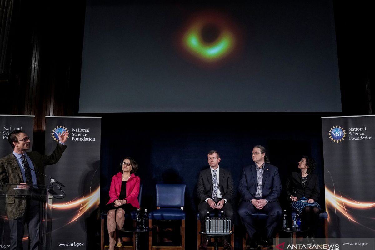 Foto pertama lubang hitam dirilis ke publik