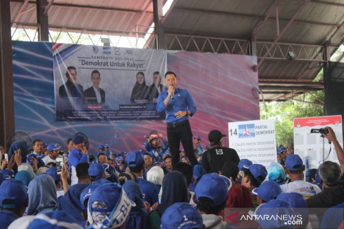 AHY beri semangat caleg dan kader Demokrat di Karawang