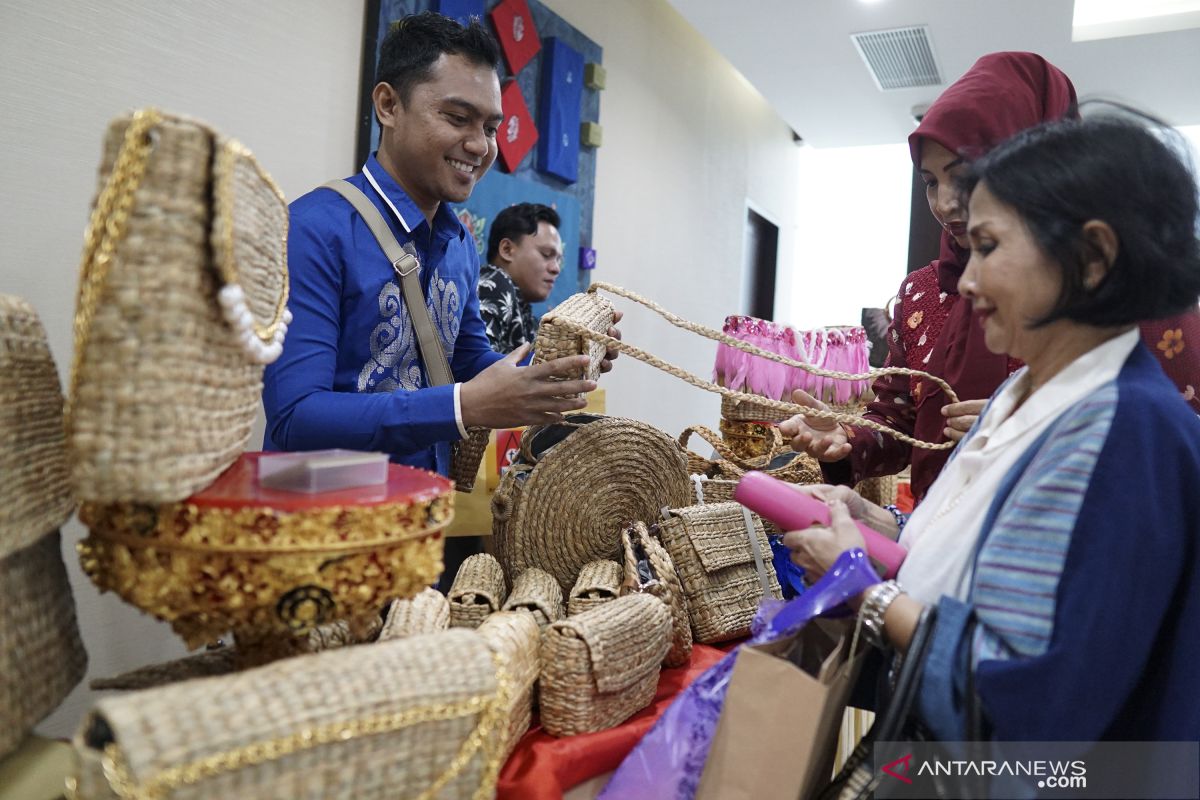 UKM Binaan BI Adakan Pelatihan Eceng Gondok Untuk Perajin