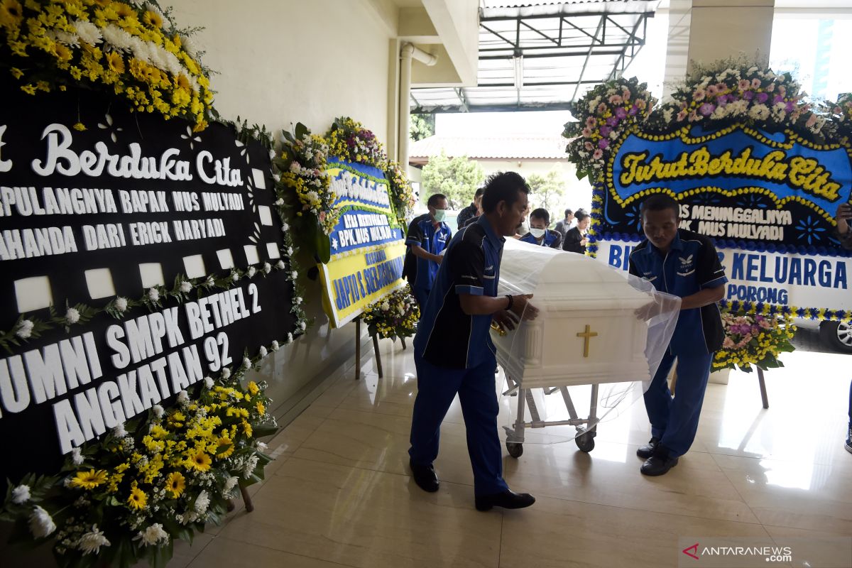 Kemarin, Mus Mulyadi tutup usia dan foto pertama lubang hitam