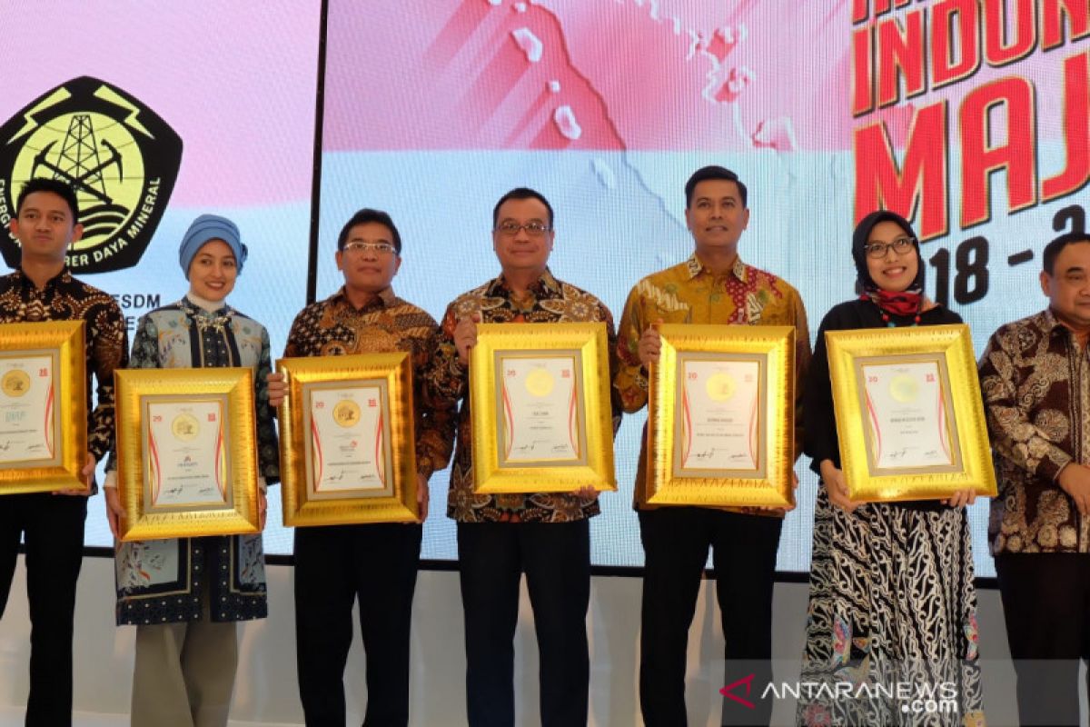 Direktur Utama Angkasa Pura I Raih Penghargaan Anugerah Indonesia Maju