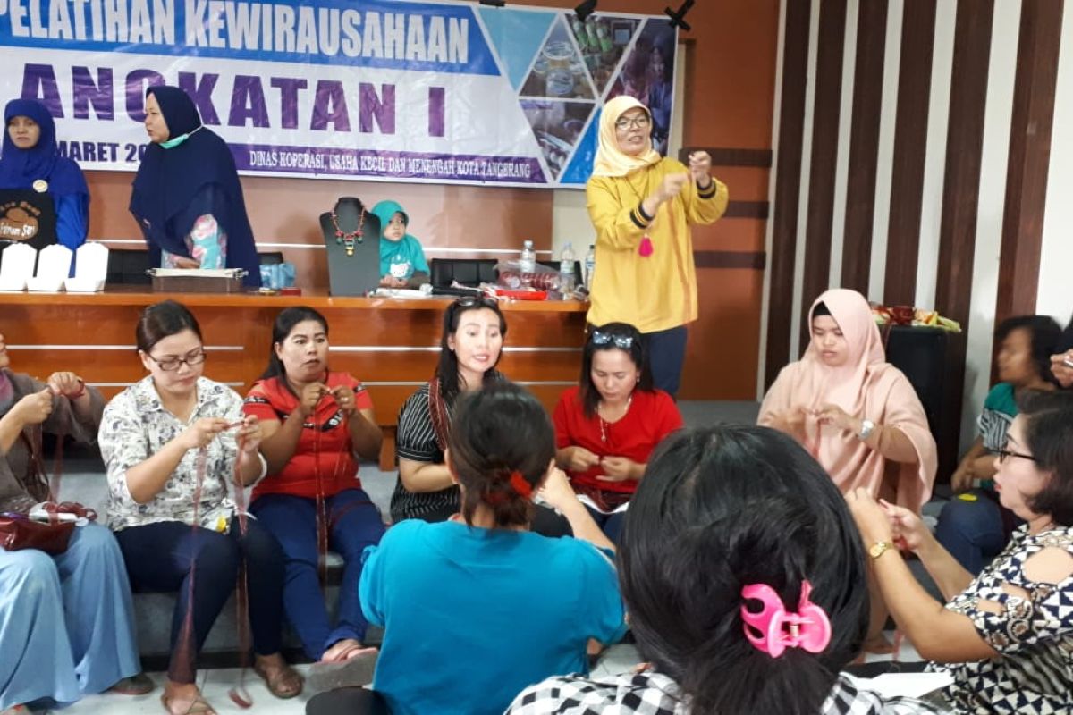 Pelaku UKM Kota Tangerang dilatih memotret produk