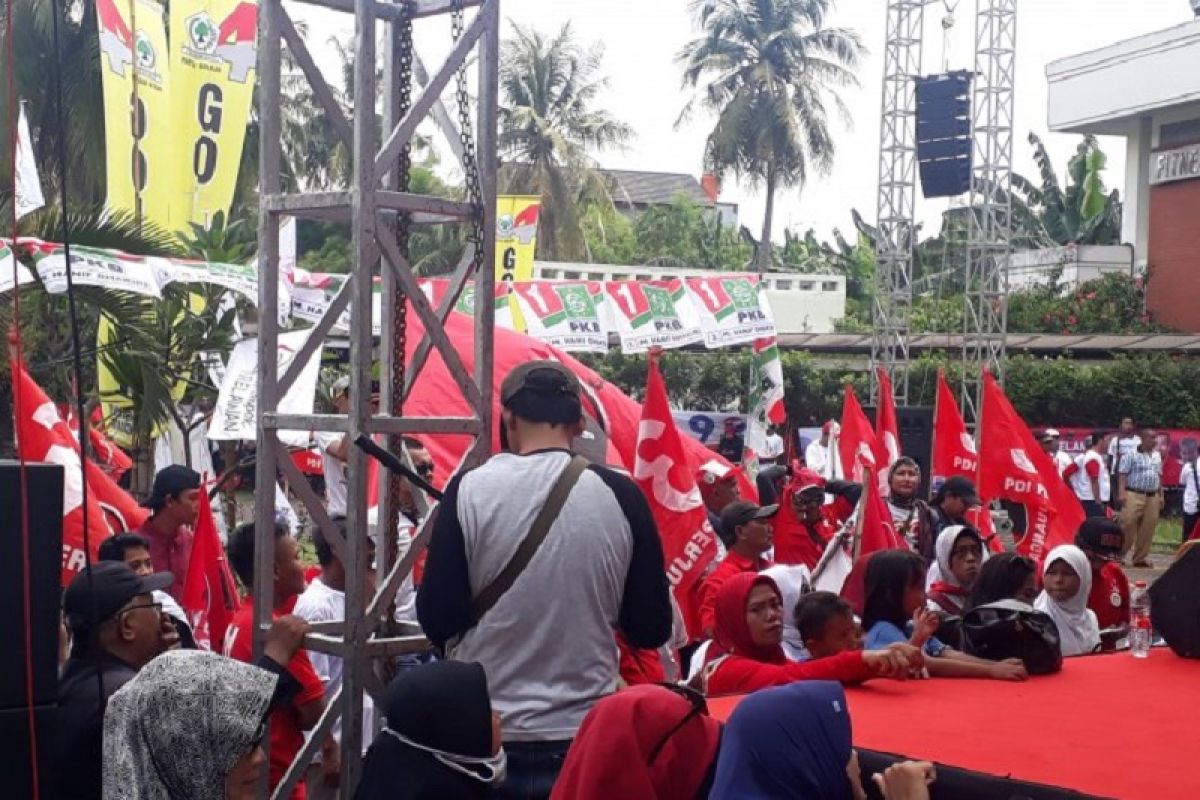 Ribuan massa pendukung Jokowi-Amin padati tempat kampanye di Depok