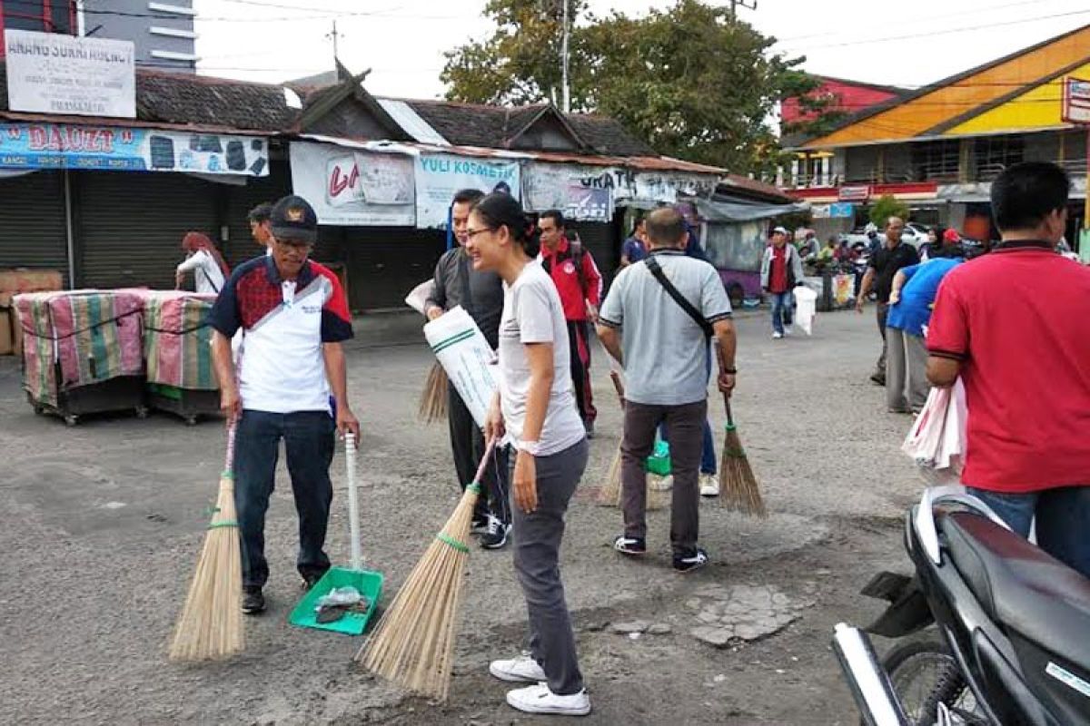 Puluhan ASN Kalteng dikerahkan bersihkan tempat umum