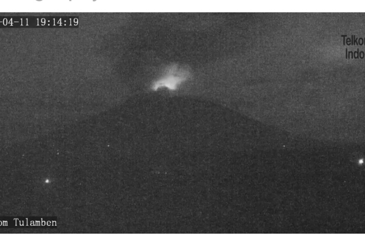 Gunung Agung erupsi dengan kolom abu mencapai 2.000 meter