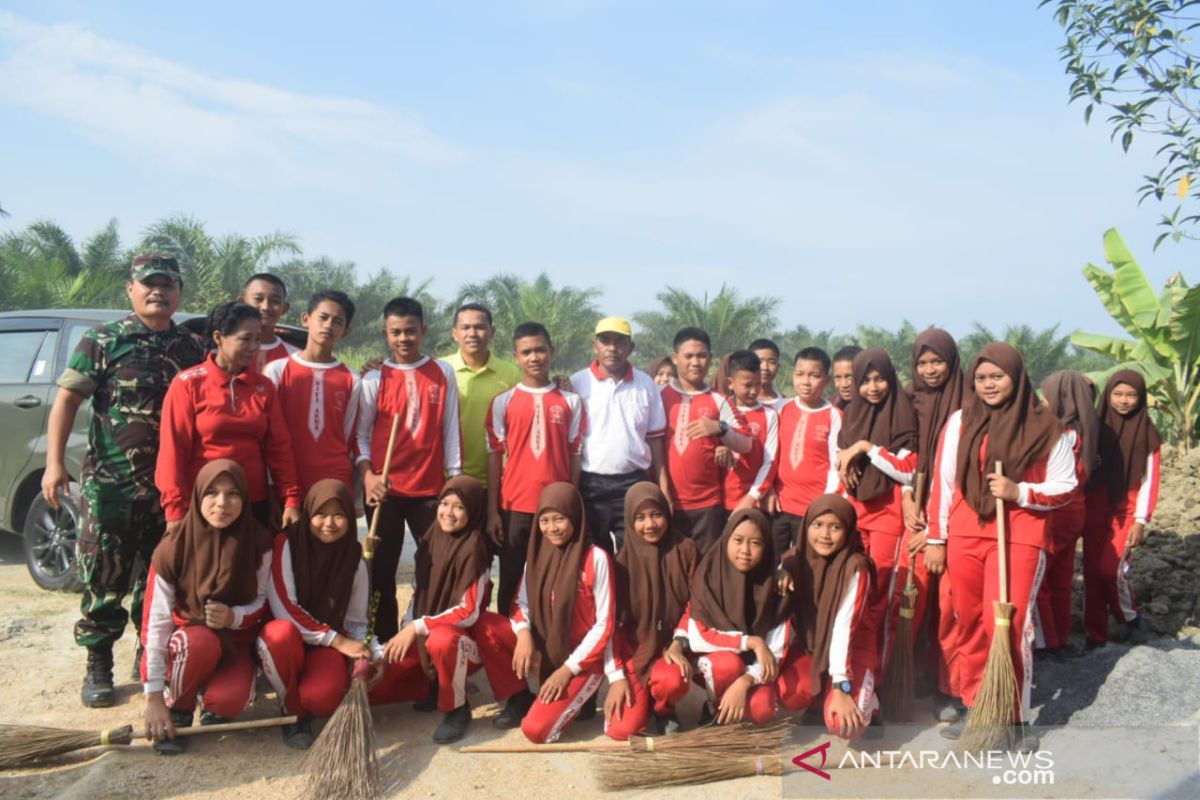 Dandim 0204/DS ikut bergotong royong bersama masyarakat dan pelajar