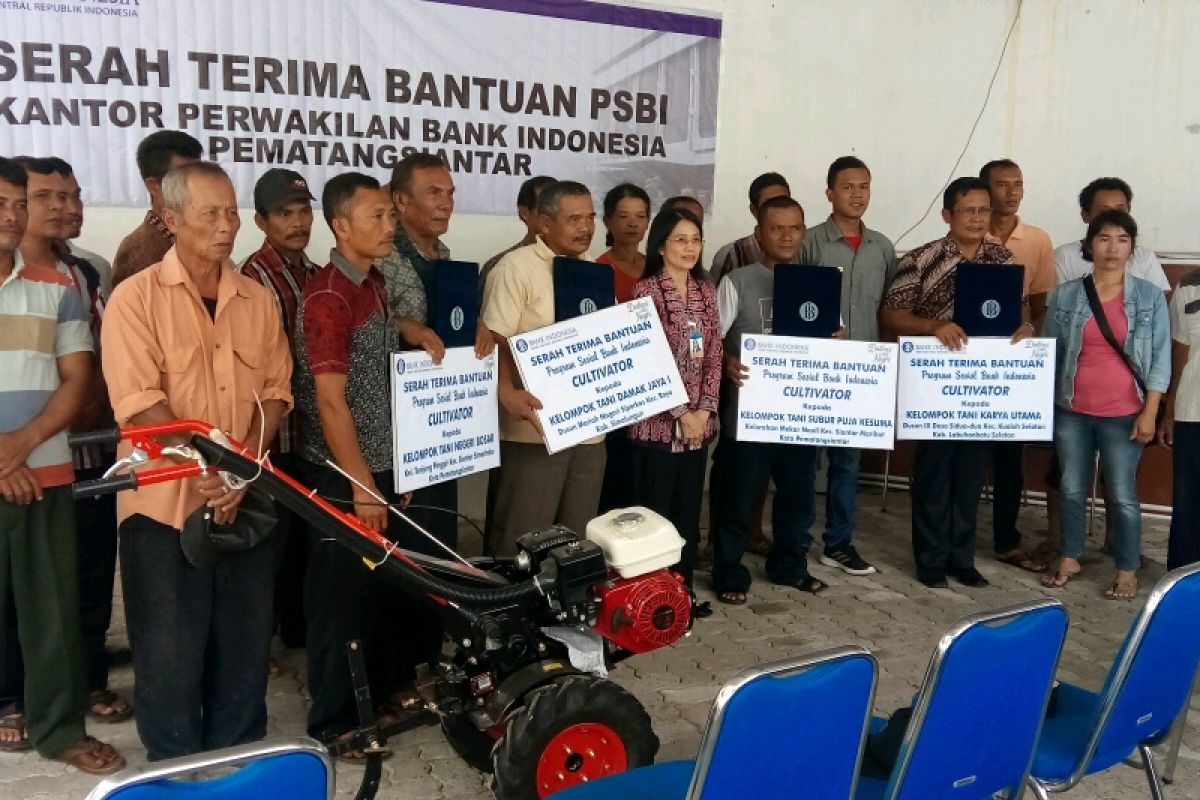 Bank Indonesia Pematangsiantar serahkan empat cultivator kepada kelompok tani