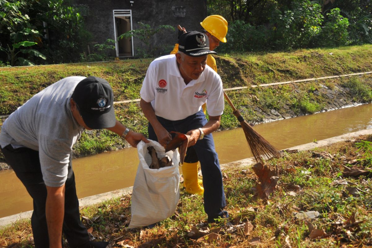 Bupati Sleman terjun langsung bersih-bersih Selokan Mataram