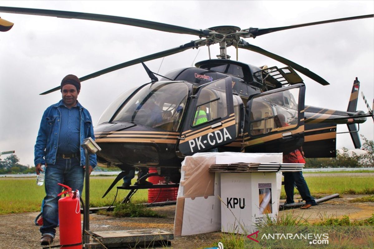 KPU Yalimo distribusi logistik dengan helikopter