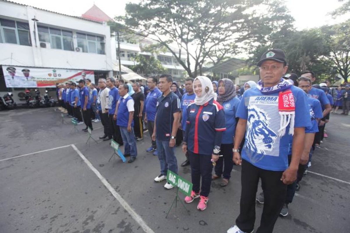 ASN Malang raya beratribut Arema sambut final Piala Presiden