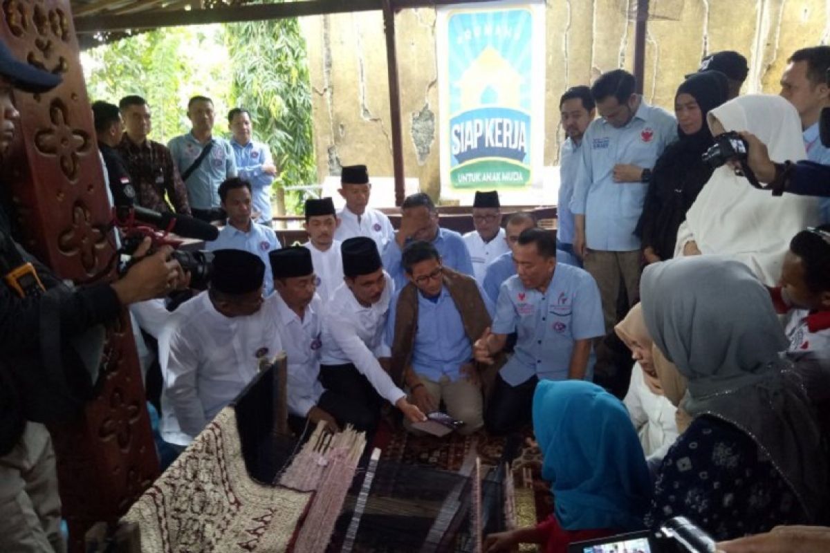 Jelang kampanye, Sandiaga Uno tinjau perajin songket di Palembang