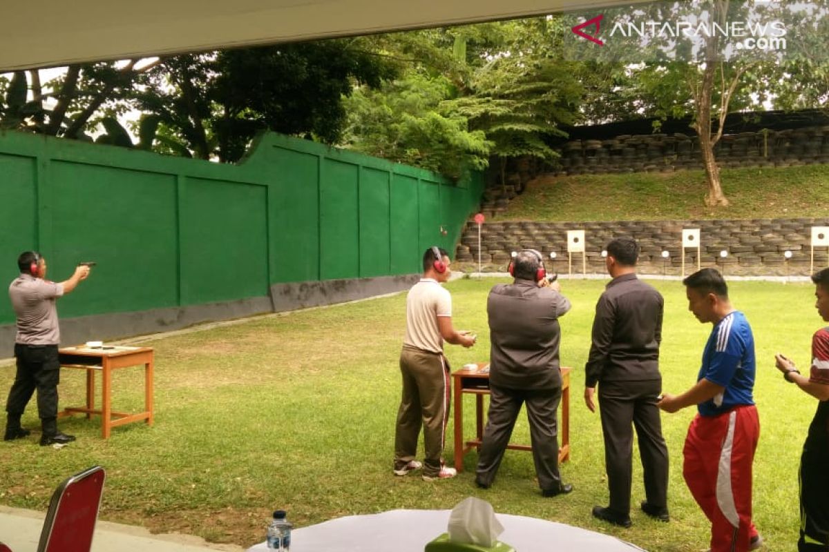 Uji kemampuan menembak, Ali Mazi latihan di Makorem Kendari