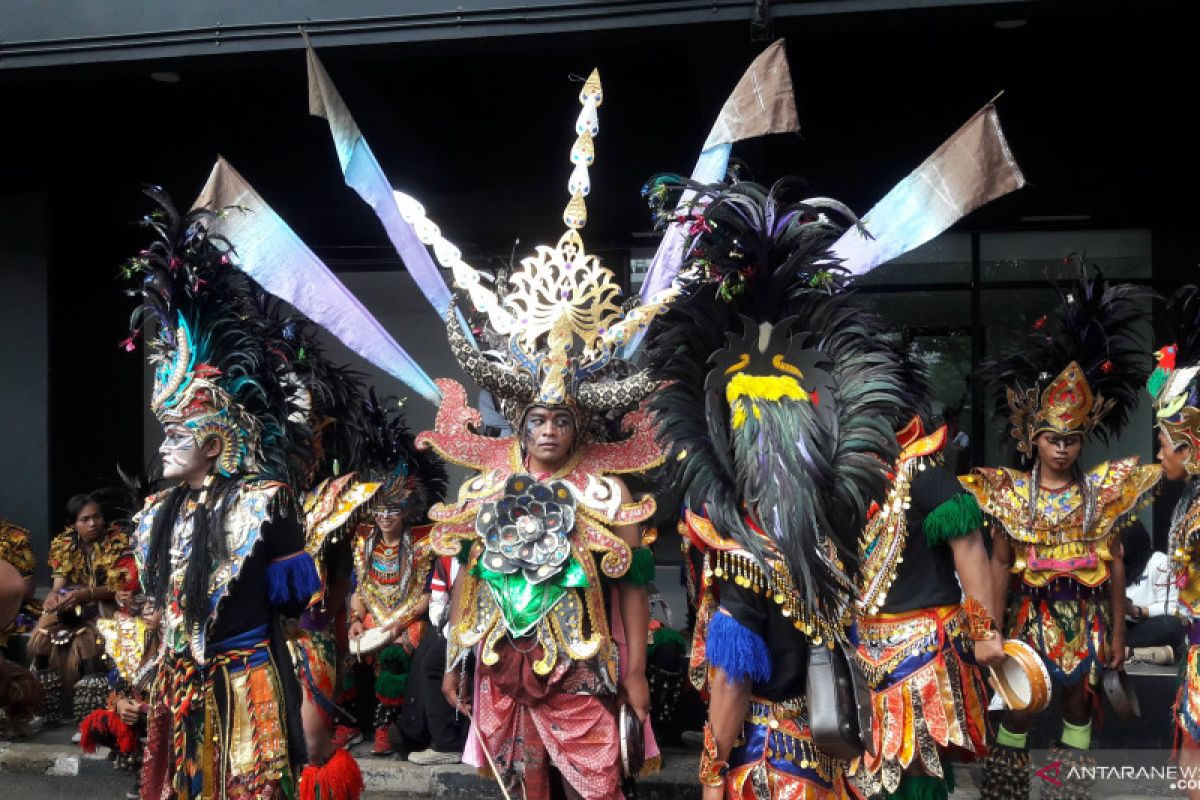 Sanggar seni ramaikan parade budaya Konser Putih Bersatu