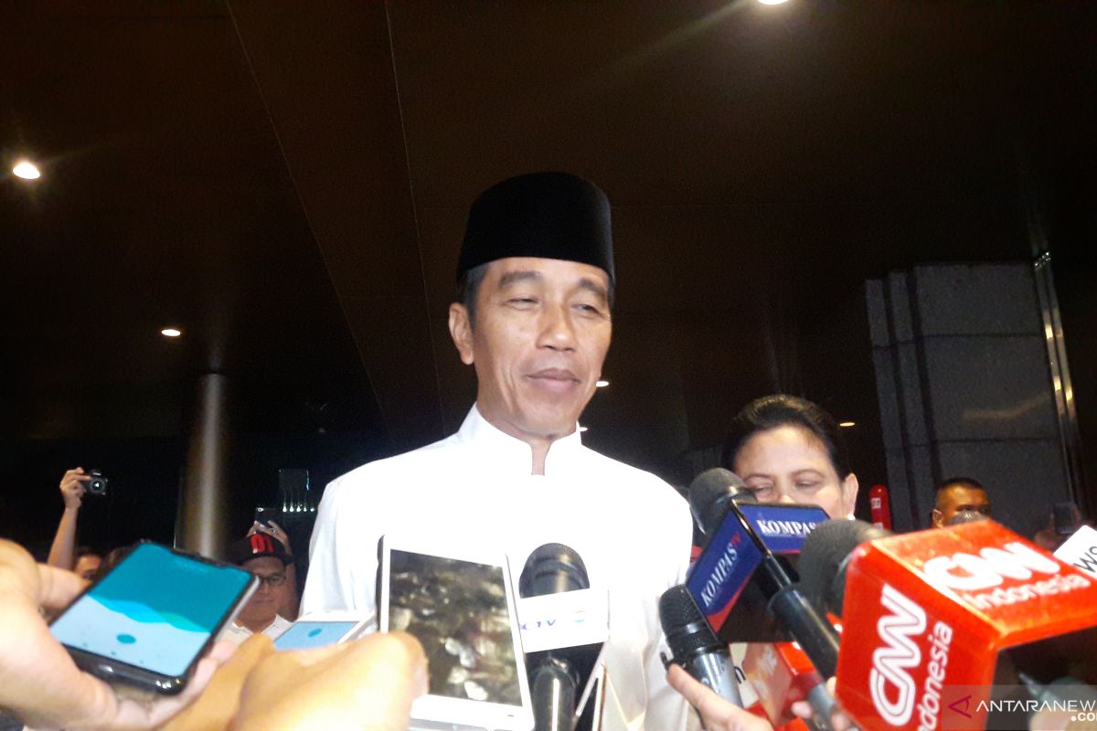 Jokowi hadir di debat kelima dengan baju koko putih