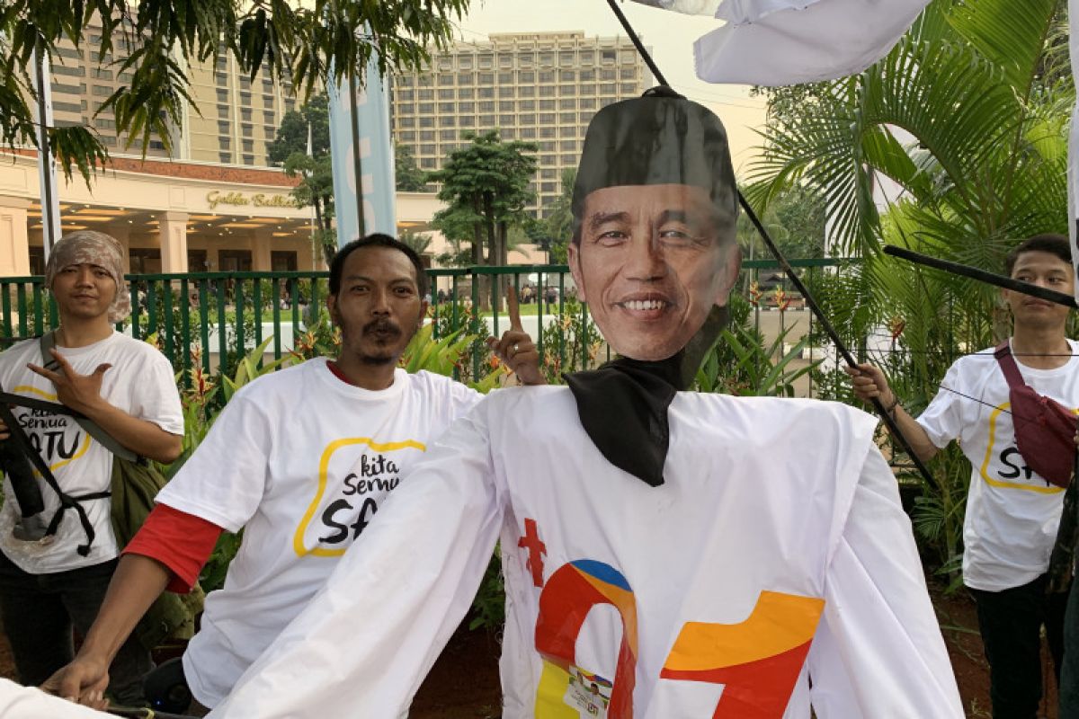 "Wayang Jokowi" sapa masyarakat di luar arena debat