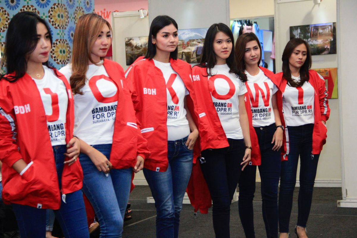 Tim kreatif BDH pamerkan desain promosi Jokowi di mal
